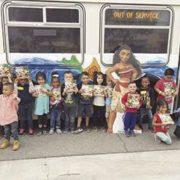 United Way equipa autobuses con letreros para promover la interacción verbal entre padres e hijos