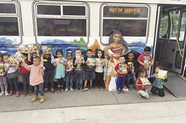 United Way equipa autobuses con letreros para promover la interacción verbal entre padres e hijos