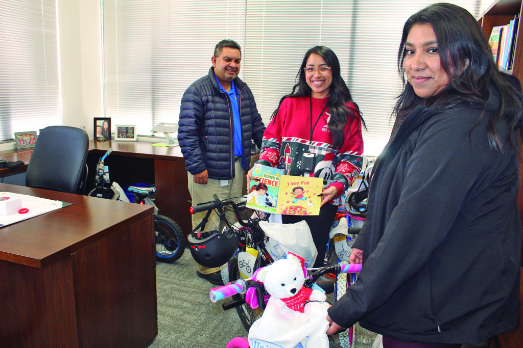 United Way entrega bicicletas, ositos y libros a Programa Migrante